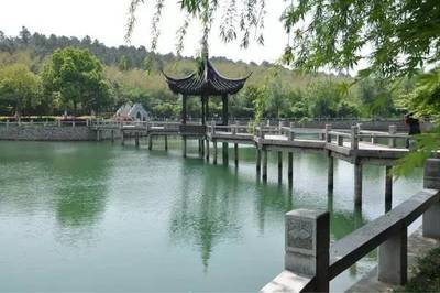 小伙伴們,準(zhǔn)備好了嘛?泳裝、人體彩繪、舒適溫泉…965給你這樣一個(gè)周末!Let'sgo!